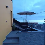 Dark Yellow 度假居