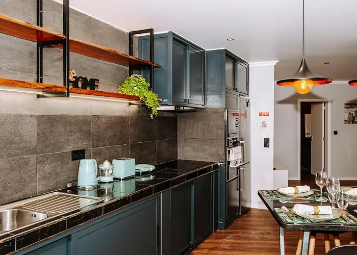 別荘 Dark Yellow ポンタ・ド・ソル