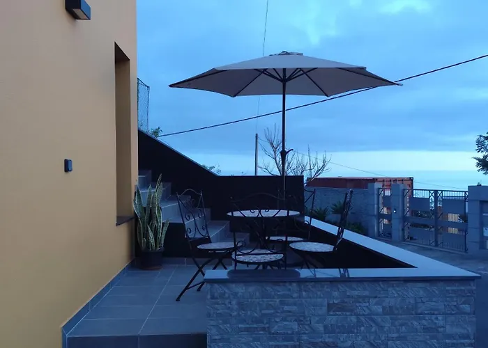 Dark Yellow Semesterbostad